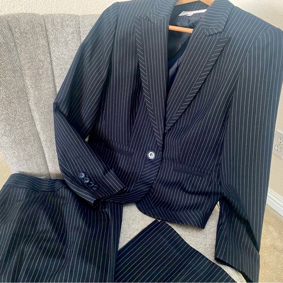 Jones New York pin stripe navy blue pant suit. Sz 6 - Picture 6 of 11